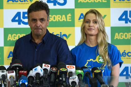 Aécio Neves fue a votar con su hermosa esposa Leticia Weber