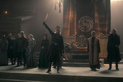 Aegon II Targaryen en su coronación en el episodio 9 de la primera temporada