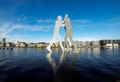 Aenne Burda donó la escultura "Hombre-Mujer", del artista norteamericano Jonathan Borofsky, a la ciudad donde desarrolló su trayectoria