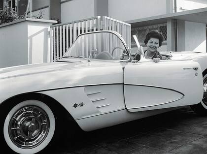 Aenne Burda en un Chevrolet Corvette 1956