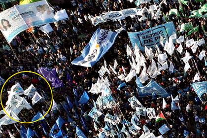 La agrupación La Cámpora, dentro de la cancha de Arsenal