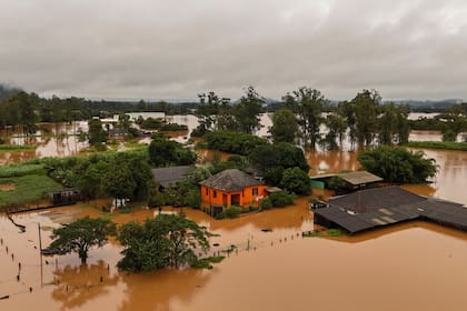 Vista aérea muestra una zona inundada de Capela de Santana, estado de Rio Grande do Sul, Brasil, el 2 de mayo de 2024.