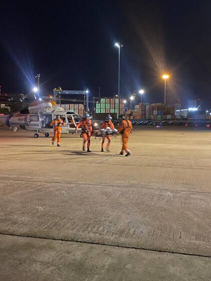 Aeroevacuación de un herido frente al Puerto de Buenos Aires