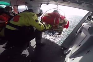 Se fracturó un brazo en una maniobra de pesca en alta mar y debieron evacuarlo a 500 kilómetros de la costa