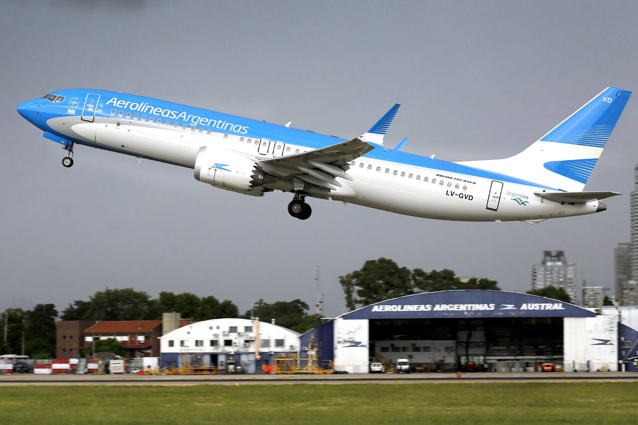 Aerolíneas Argentinas. Se fusiona con Austral y ajusta sus números por la crisis - LA NACION