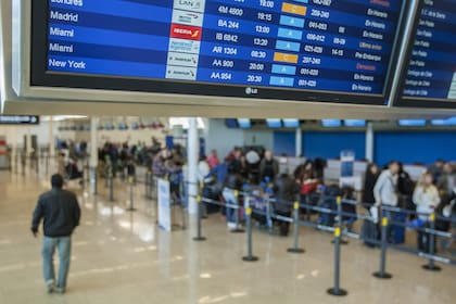 aerolíneas argentinas ezeiza aeropuerto aeroparque medidas control viajes avión aviones viaje internacional cabotaje