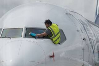 Coronavirus: cómo es la desinfección de los aviones en medio de la pandemia