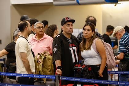 Aeroparque cerrado por un desprendimiento de asfalto en la pista: demoras, vuelos desviados y pasajeros a bordo en medio del calor