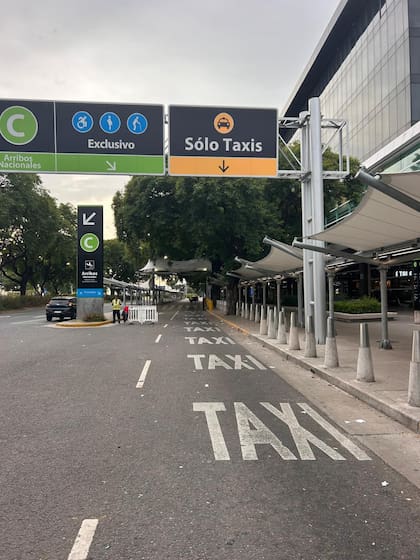 Aeroparque parada vacía de Taxis , durante el Paro General
