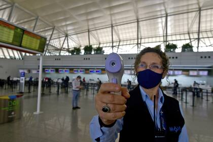 Controles de temperatura en el aeropuerto de Carrasco, Uruguay