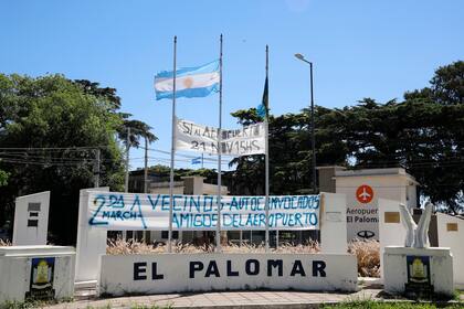 El barrio está repleto de banderas que piden por la reapertura del aeropuerto