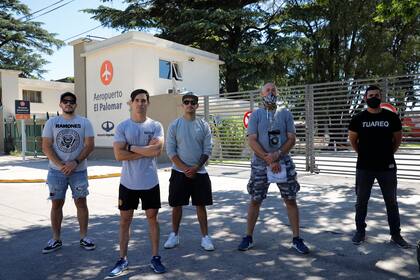 Cinco ex empleados que perdieron su trabajo por el cese en la actividad de vuelos comerciales en el aeropuerto de El Palomar