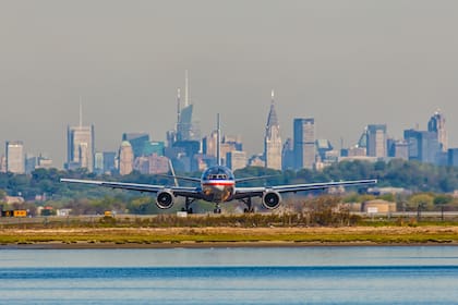 A partir del decreto, será obligatorio el uso de tapabocas en aviones y aeropuertos