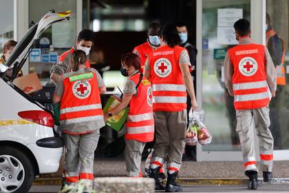 Voluntarios de la Cruz Roja ayudan a los heridos tras las explosiones