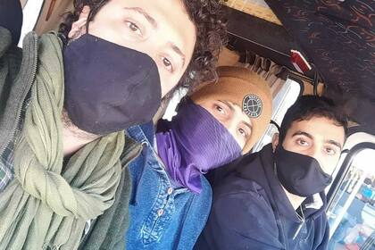 Ignacio, Mateo y Wenceslao Bozikovich vendieron su auto y compraron una camioneta para poder desarrollar su emprendimiento de distribución de alimentos en Chovet