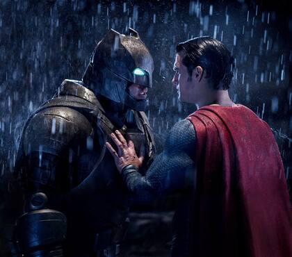 Affleck, como el vengador encapotado, en una tensa escena junto al Superman que vuelve a interpretar Henry Cavill