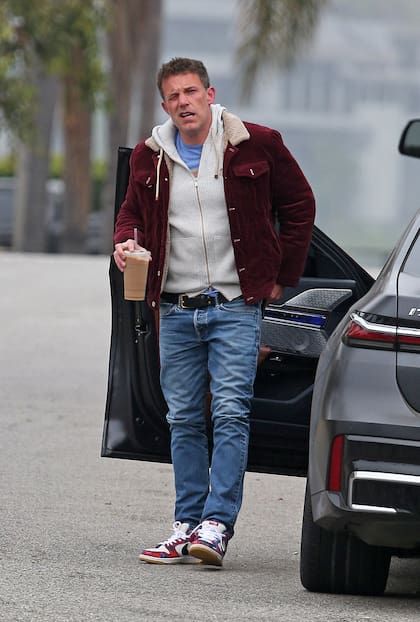 Affleck se tomó un café helado durante su día de compras en Brentwood, California, y se mostró muy poco feliz con que los paparazzi le tomaran fotografías