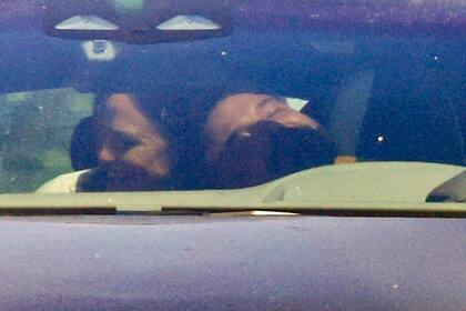 Affleck y Garner, en un momento de profundo afecto arriba de un auto