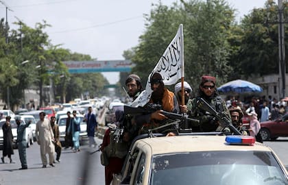 Talibanes patrullan Kabul (AP Photo/Rahmat Gul)