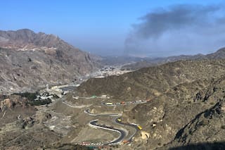 Afganistán dice que frustró un ataque aéreo paquistaní a la base de Bagram en el cuarto día de combates