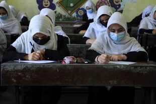 Las afganas volvieron a la escuela en Herat tras la toma del poder de los talibanes