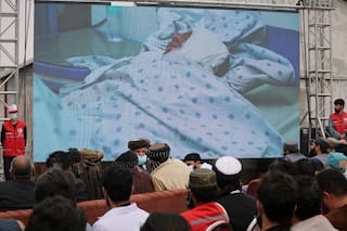 Afganos celebran segundo funeral masivo por víctimas de ataque aéreo en centro de Kabul
