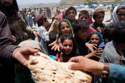 Afganos reciben ayuda en un campamento tras un sismo en el distrito de Gaya, en la provincia de Paktiká, el 6 de junio del 2022. (AP Foto/Ebrahim Nooroozi)