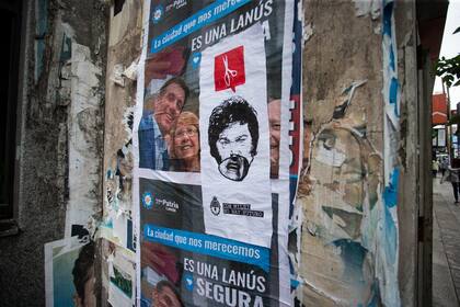 Afiche en contra de Milei en la estacion de tren del centro de Lanus tapan los de Julian Alvarez próximo intendente