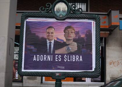"Adorni es $LIBRA", dice uno de los afiches que se colocaron en la vía pública porteña en el marco de las elecciones del 18 de mayo
