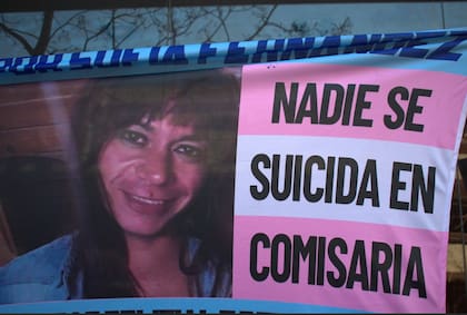 Afiche sobre la muerte de Sofía Fernández en la comisaría de Derqui, Pilar