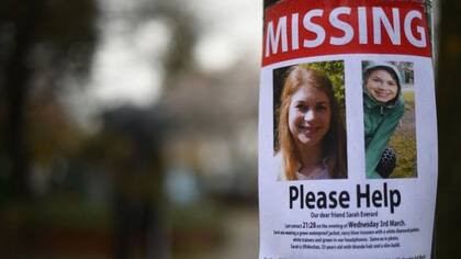 Afiches con la imagen de Sarah Everard fueron colocados en postes y divulgados por redes sociales