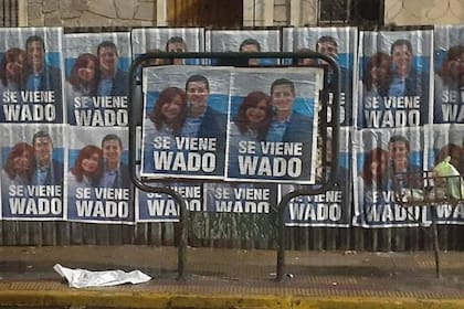 Afiches con la leyenda "Se viene Wado" aparecieron en distintos puntos del AMBA