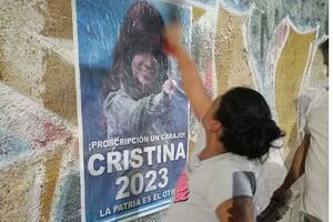 Aparecieron carteles con una foto de la vicepresidenta y la frase "Cristina 2023"