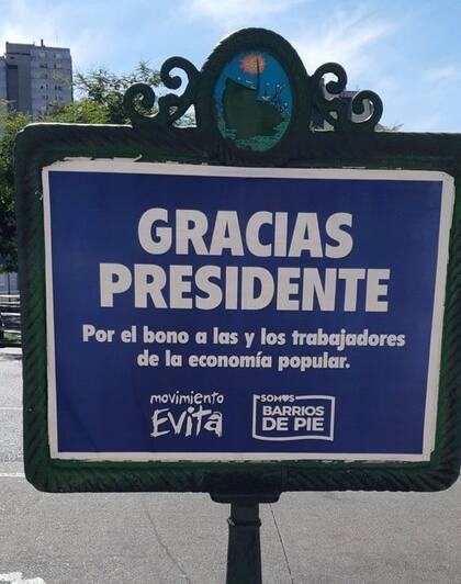 Afiches del Movimiento Evita celebrando el bono