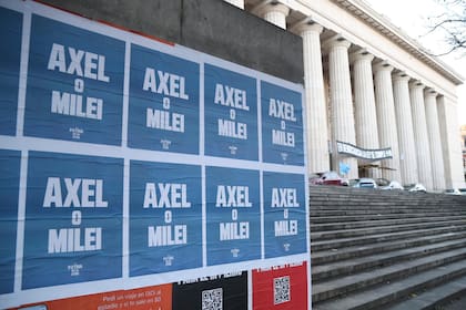 Los afiches que promocionan a Kicillof, este lunes en la ciudad de Buenos Aires