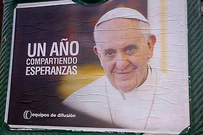 Afiches kirchneristas celebran el año del pontificado de Francisco