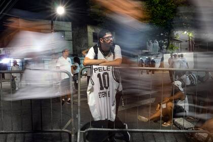 Aficionados brasileños le rindieron homenaje a Pelé durante su funeral