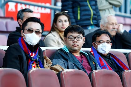 Aficionados con barbijos en el Camp Nou