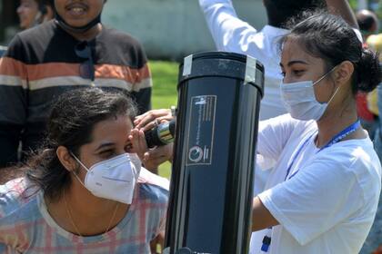 Aficionados de la astronomía de Asia y de África se acercaron a contemplar el fenómeno más de cerca