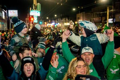 Aficionados de los Eagles de Filadelfia celebran su triunfo ante los Commanders de Washington en el duelo de Campeonato de la NFC el domingo 26 de enero del 2025.(Tom Gralish/The Philadelphia Inquirer via AP, Archivo)