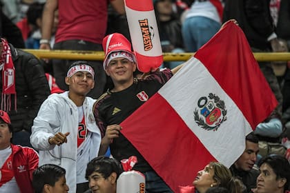 Aficionados de Perú aún tienen esperanza de que el equipo entre a repechaje.