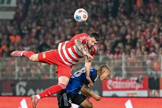 Aficionados disfrutan festival de fuegos artificiales en empate a cero de Unión de Berlín y Hamburgo