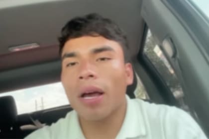 Afirma que su auto fue golpeado por una troca y que no tuvo responsabilidad en el choque