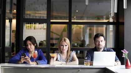 After office sin redes sociales para Soledad Murugarren, que disfruta de un cocktail en Bar Patio #378