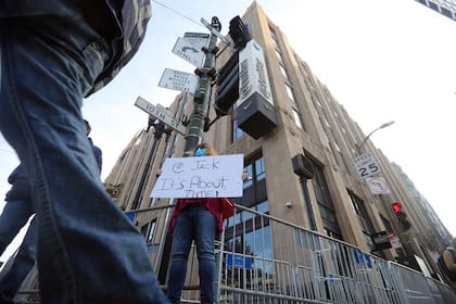 Afuera de la sede de Twitter en San Francisco, un cartel dirigido a Dorsey después con la leyenda: “Ya es hora”