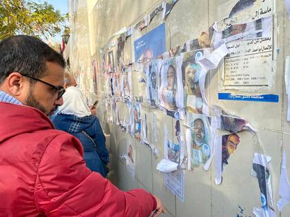 Afuera del hospital Al-Mujtahed, donde las personas buscan información de familiares desaparecidos