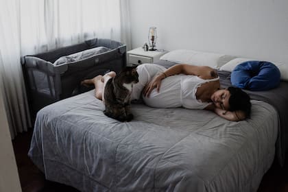 Afuera, el mundo sigue siendo un lugar extraño y peligroso. Un mundo que se transforma. En casa, las cosas también cambian.