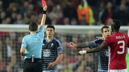 Afuera: Roncaglia ve la tarjeta roja