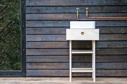 Afuera se colocó otro lavabo, similar a los de adentro.