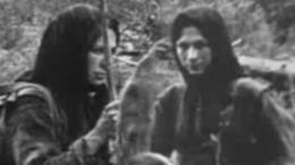 Agafia y su hermana Natalia cuando fueron encontrados por los geólogos tras vivir 40 años aisladas del mundo